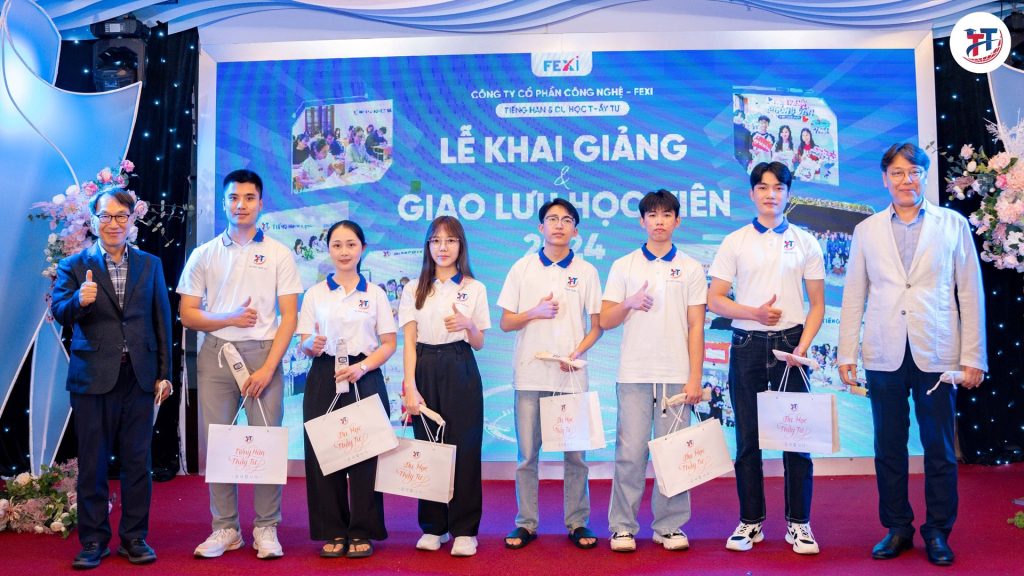 Giáo sư Park Hee Chan và Giáo sư Koo Bon Man, đại diện Trường Đại học Catholic Hàn Quốc trao học bổng cho các em học viên đỗ phỏng vấn Trường vào kỳ tháng 9/2024